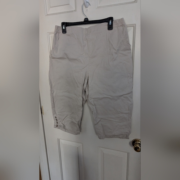 Croft And Barrow Pull On Women's Capris (Size XL Color Beige)(EUC) - Picture 1 of 10